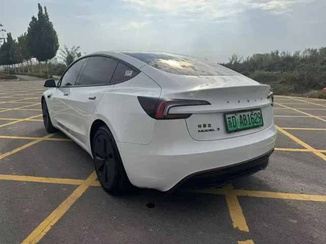 Tesla Model 3 — Фото автомобиля 9