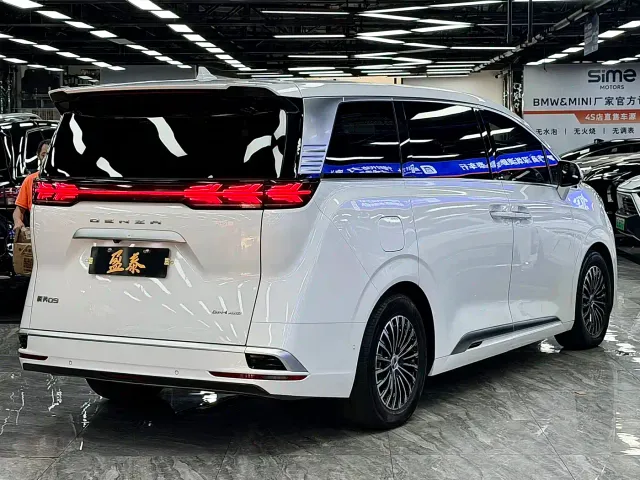 Denza D9 — Фото автомобиля 7