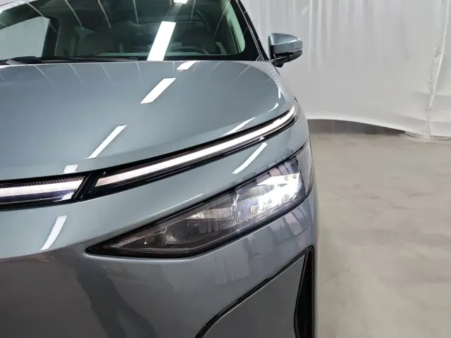 Xpeng X9 — Фото автомобиля 15