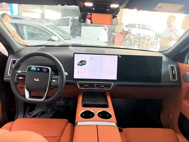 Li Auto L8 — Фото автомобиля 9