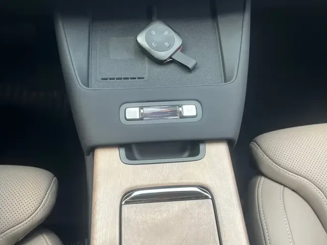 Volvo XC70 Plug-in Hybrid — Фото автомобиля 10