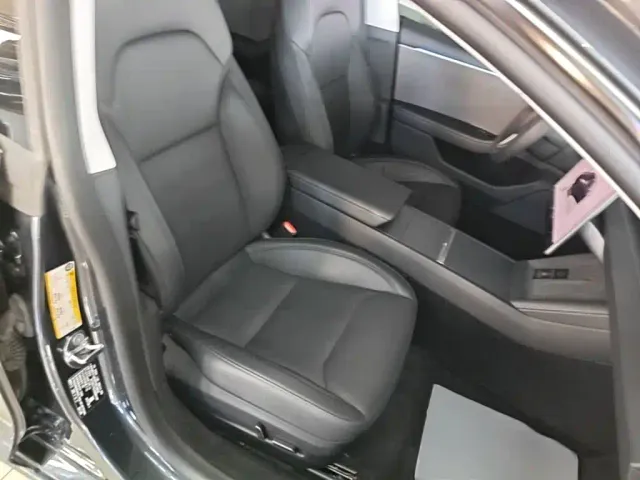 Tesla Model 3 — Фото автомобиля 24