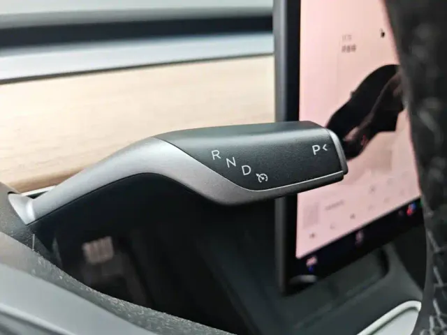 Tesla Model 3 — Фото автомобиля 9