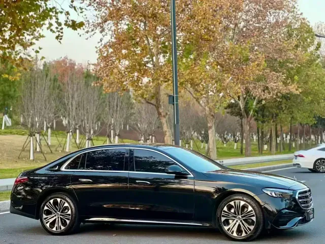 Mercedes-Benz E-Class — Фото автомобиля 3