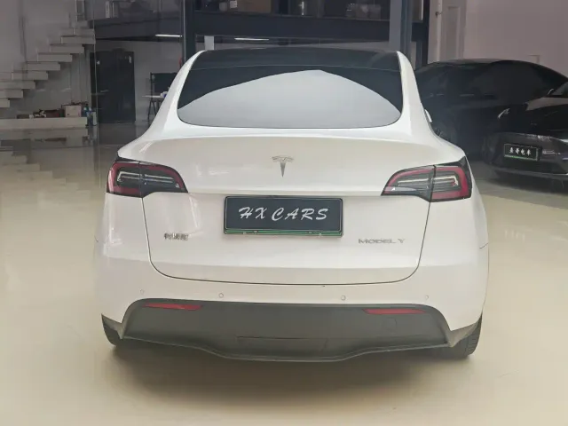 Tesla Model Y — Фото автомобиля 5