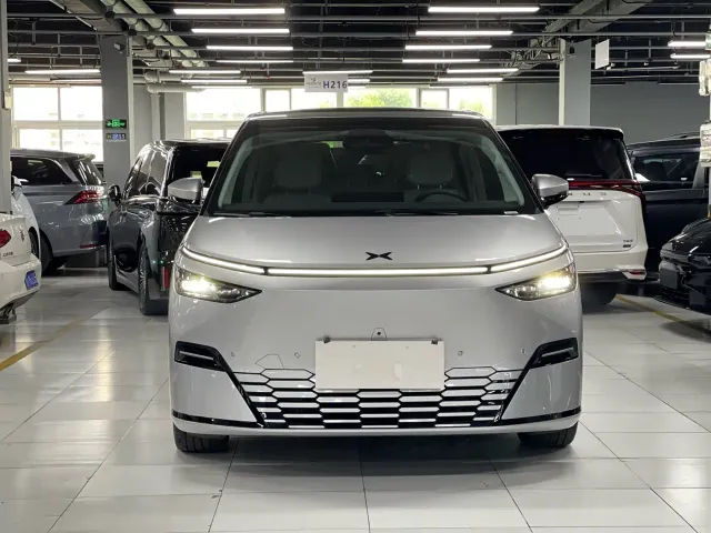 Xpeng X9 — Фото автомобиля 2