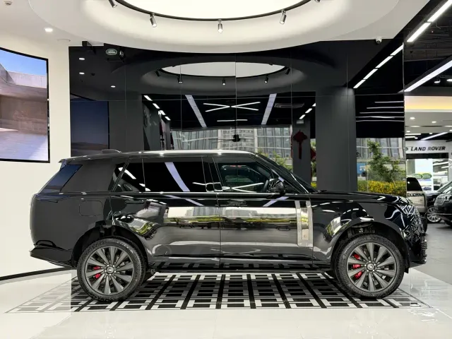 Land Rover Range Rover 2025 3.0 L6 400PS Genesis Extended Wheelbase — Фото автомобиля 3