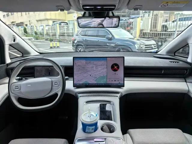 Xpeng X9 — Фото автомобиля 7