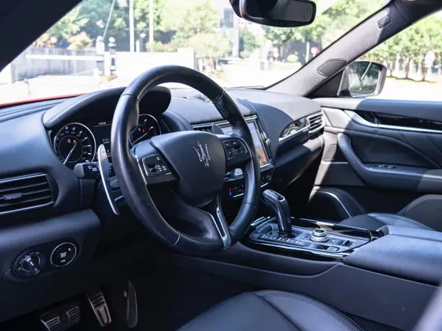 Maserati Levante — Фото автомобиля 8