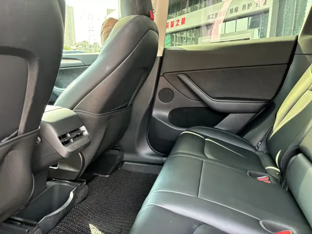 Tesla Model Y — Фото автомобиля 11