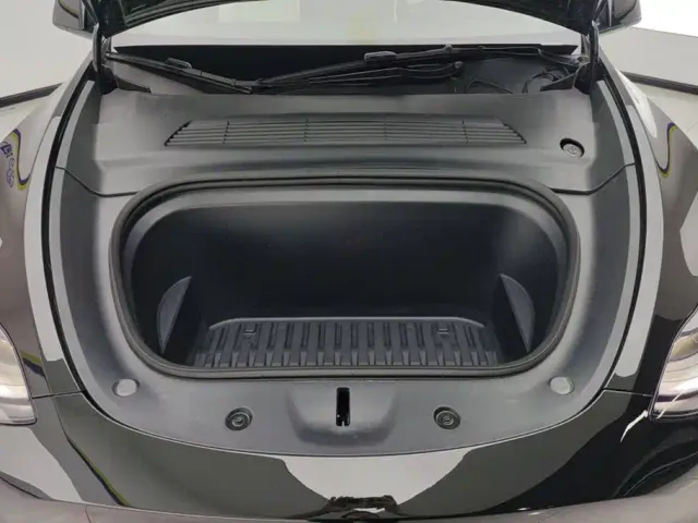 Tesla Model Y — Фото автомобиля 10