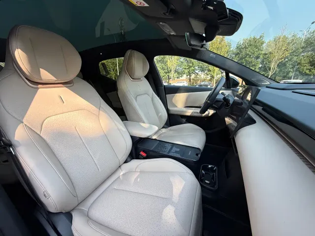 Lynk & Co Z20 — Фото автомобиля 13