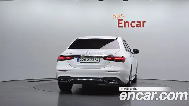 Mercedes-Benz E-Class — Фото автомобиля 4
