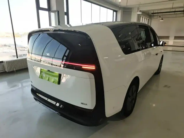 Li Auto MEGA — Фото автомобиля 6