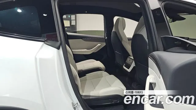 Tesla Model Y — Фото автомобиля 11