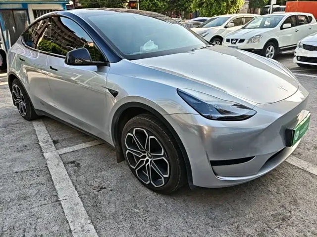 Tesla Model Y — Фото автомобиля 3