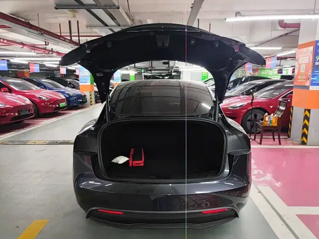 Tesla Model 3 — Фото автомобиля 18