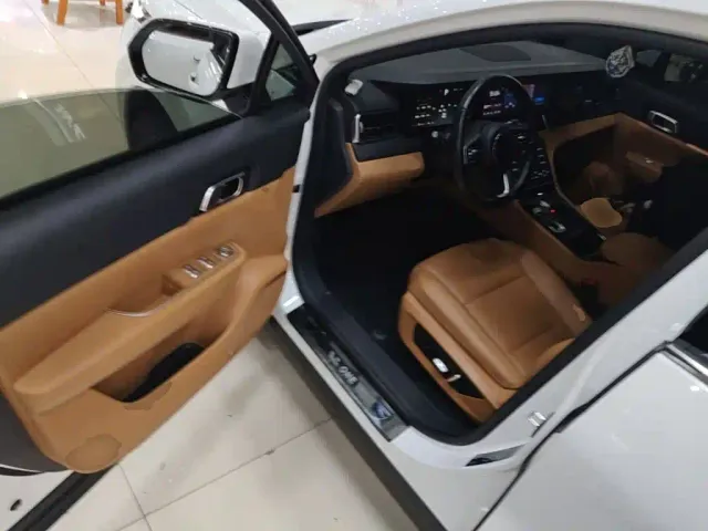 Li Auto ONE — Фото автомобиля 15