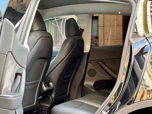 Tesla Model Y — Фото автомобиля 6