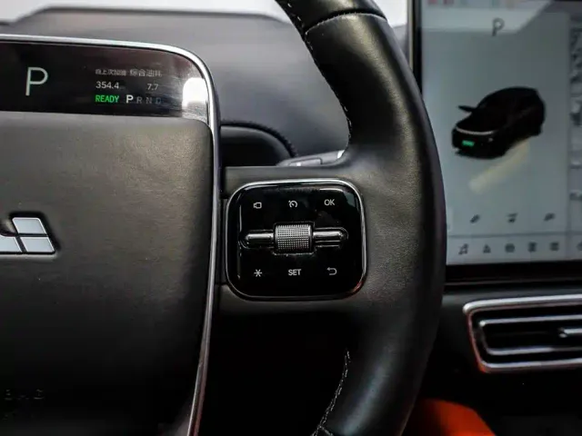 Li Auto Li L8 2023 Pro — Фото автомобиля 27