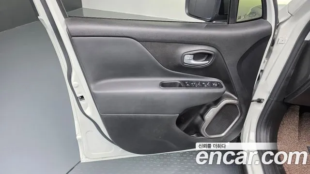 Jeep Renegade — Фото автомобиля 24
