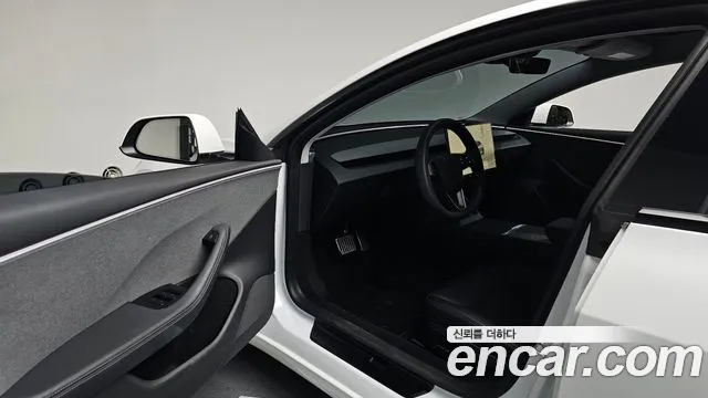 Tesla Model 3 — Фото автомобиля 9