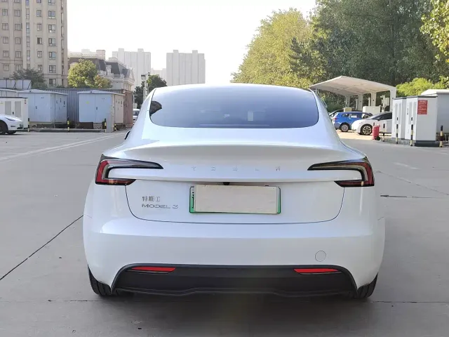 Tesla Model 3 — Фото автомобиля 5