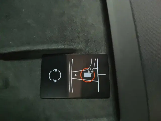 Tesla Model 3 — Фото автомобиля 8