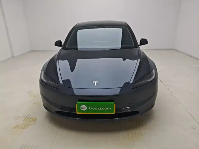 Tesla Model 3 — Фото автомобиля 2