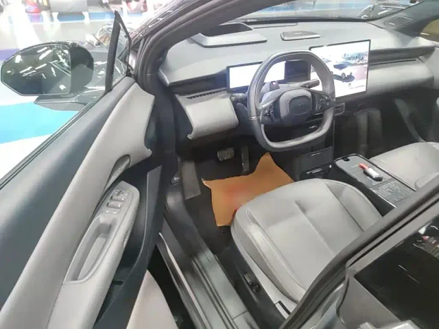 Lynk & Co Z20 — Фото автомобиля 15