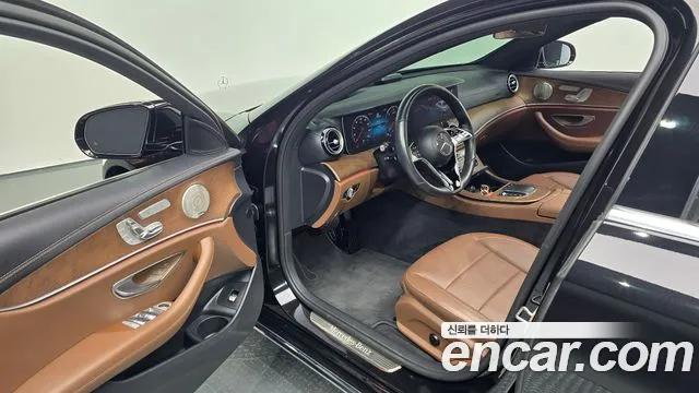 Mercedes-Benz E-Class — Фото автомобиля 2