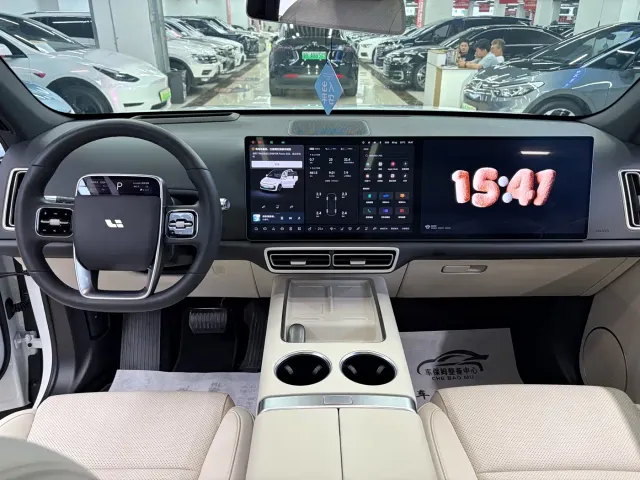 Li Auto L6 — Фото автомобиля 11