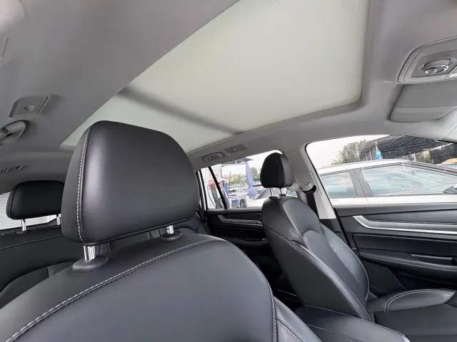 Roewe RX8 — Фото автомобиля 17