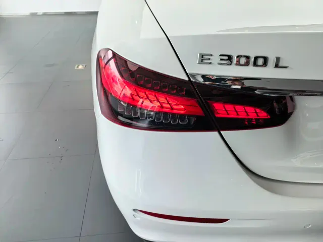 Mercedes-Benz E-Class — Фото автомобиля 12