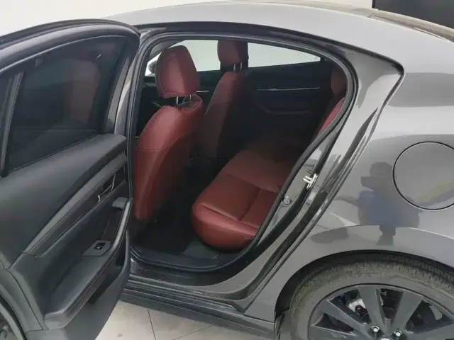 Mazda Axela — Фото автомобиля 11