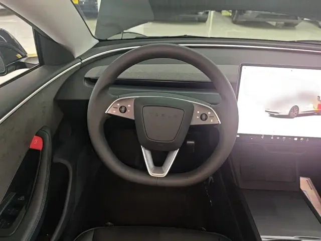 Tesla Model 3 — Фото автомобиля 10