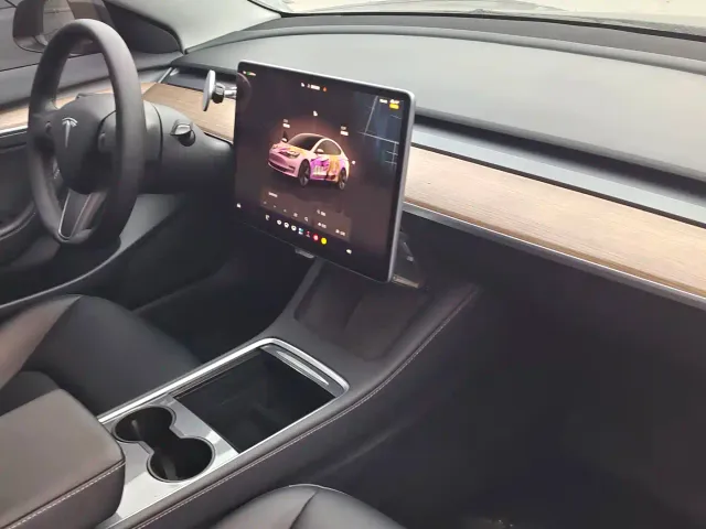 Tesla Model 3 — Фото автомобиля 4