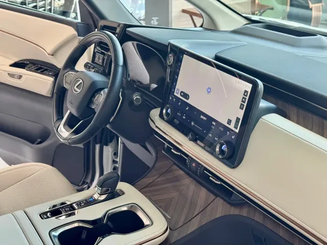 Lexus Lexus LM 2023 500h 6-Seater Prestige Edition — Фото автомобиля 8