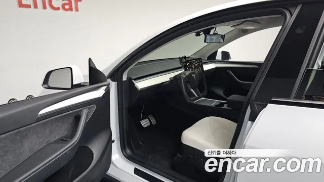 Tesla Model Y — Фото автомобиля 9
