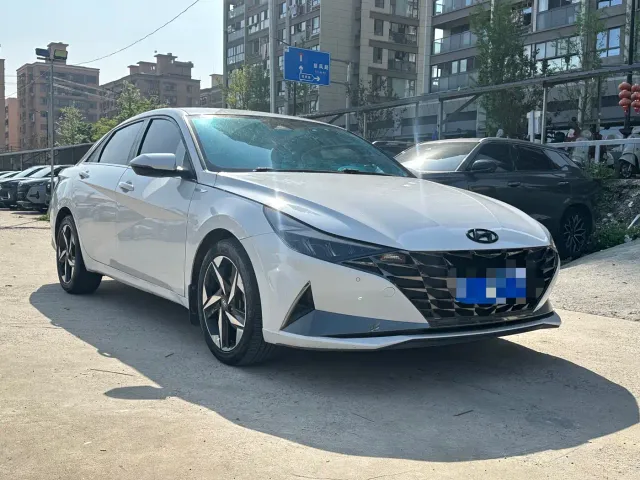 Hyundai Elantra — Фото автомобиля 3