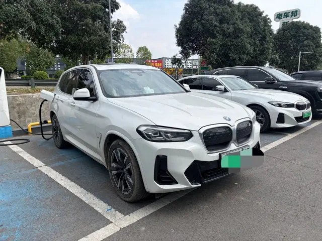 BMW iX3 — Фото автомобиля 3