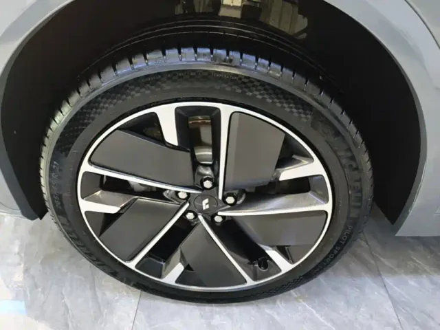 Li Auto L7 — Фото автомобиля 22