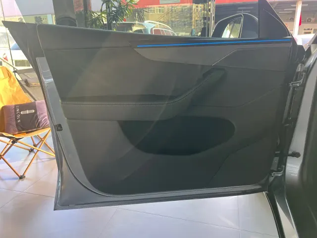 Tesla Model Y — Фото автомобиля 8