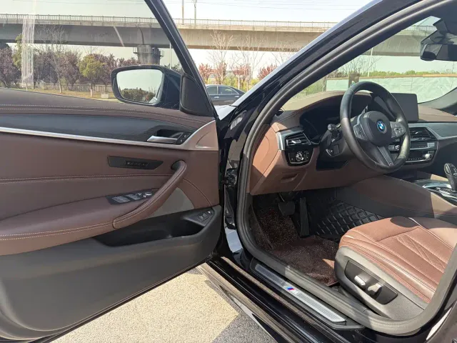 BMW 5 Series — Фото автомобиля 6