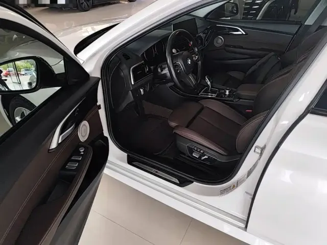 BMW BMW 1 Series 2023 120i M Sport Shadow Edition — Фото автомобиля 15