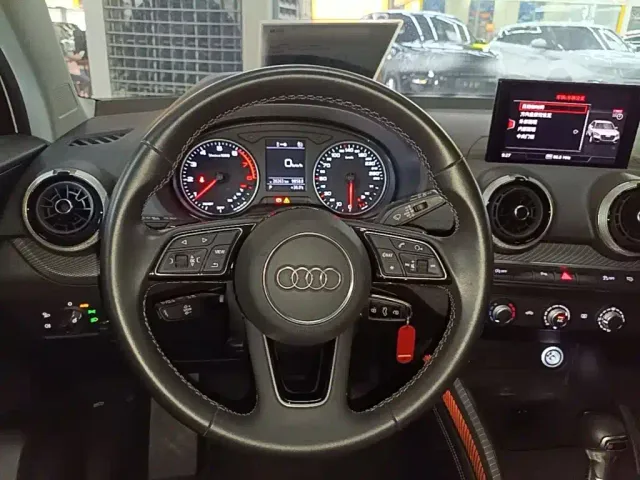 Audi Q2L — Фото автомобиля 10