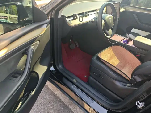 Tesla Model Y — Фото автомобиля 17