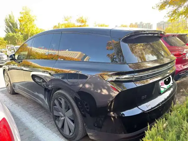 Li Auto i8 — Фото автомобиля 4