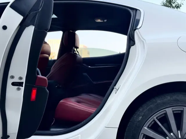 Maserati Ghibli — Фото автомобиля 12