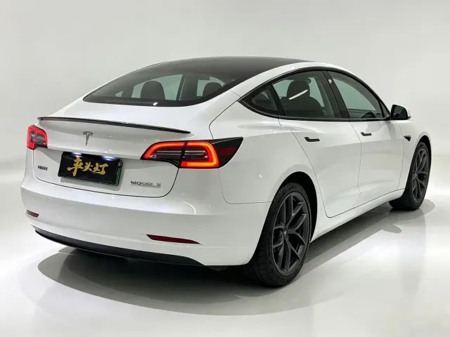 Tesla Model 3 — Фото автомобиля 9